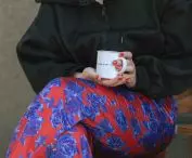 identyfikacja dostępna jest również na kubkach kawiarni