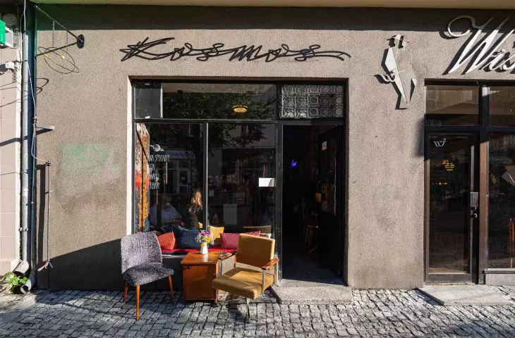 w kawiarni zachowano mozaikę i fragment starej witryny