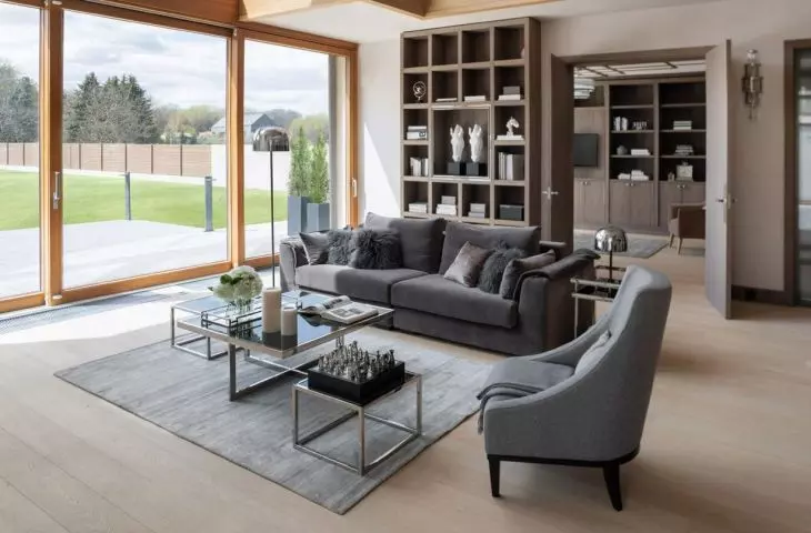 Simple furniture and a visible ceiling are characteristic elements of a modern barn