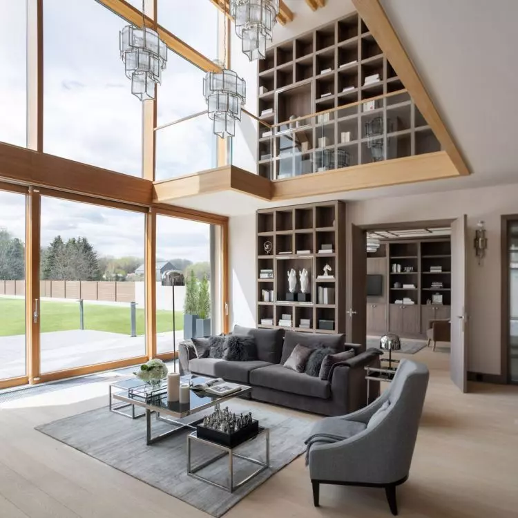 Simple furniture and a visible ceiling are characteristic elements of a modern barn