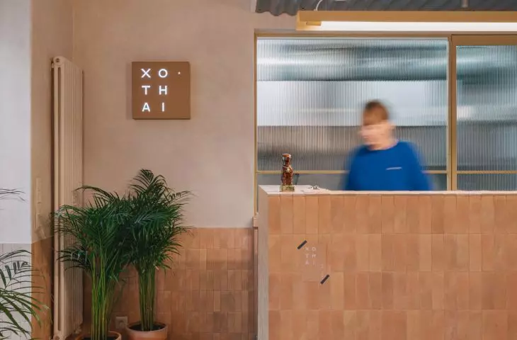 visually connected the kitchen with the hall