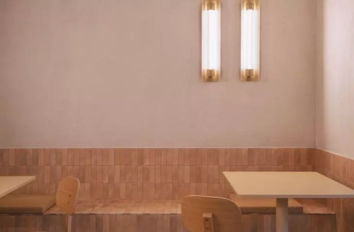 the upper part of the walls and the ceiling are covered with structural clay plaster