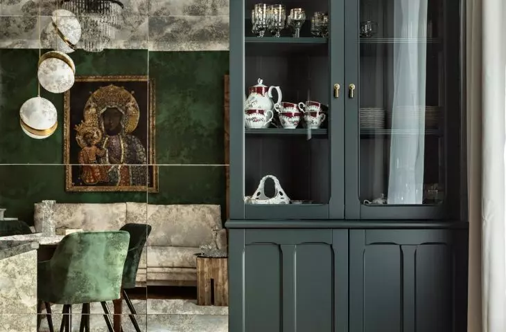 In the display cases was exposed tableware