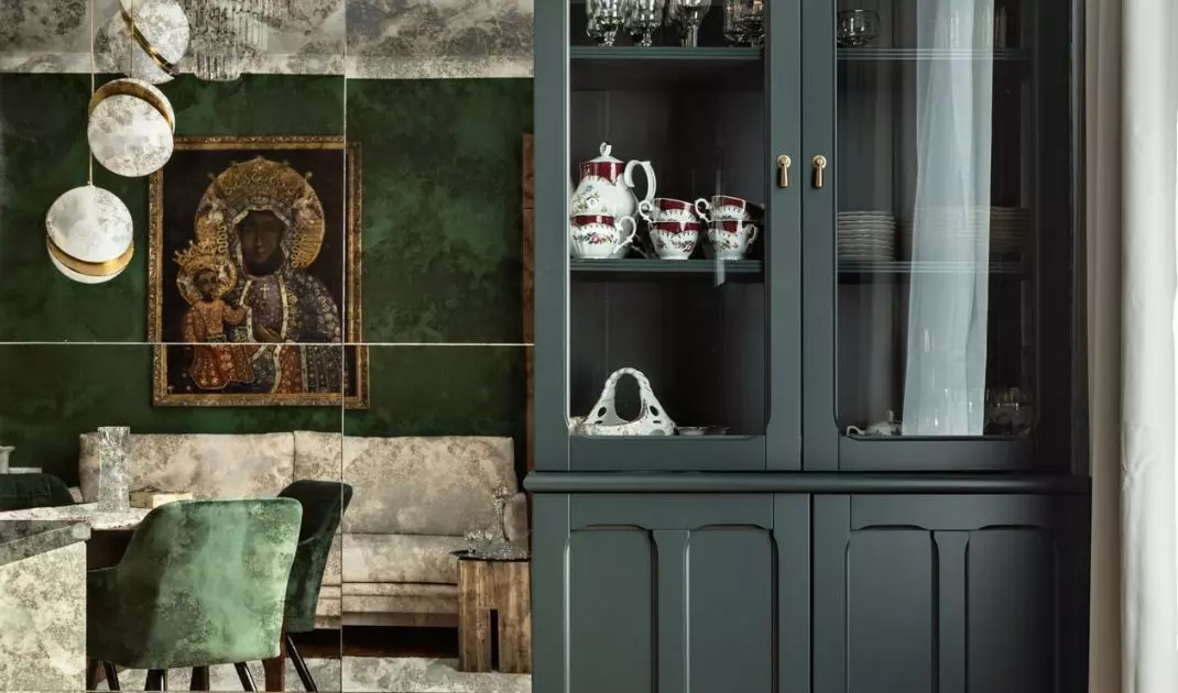 In the display cases was exposed tableware