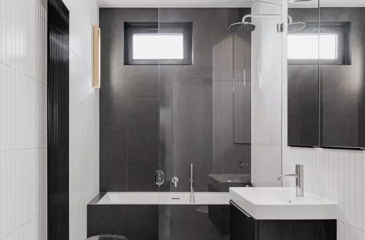 Bathroom kept in the contrast of white and black