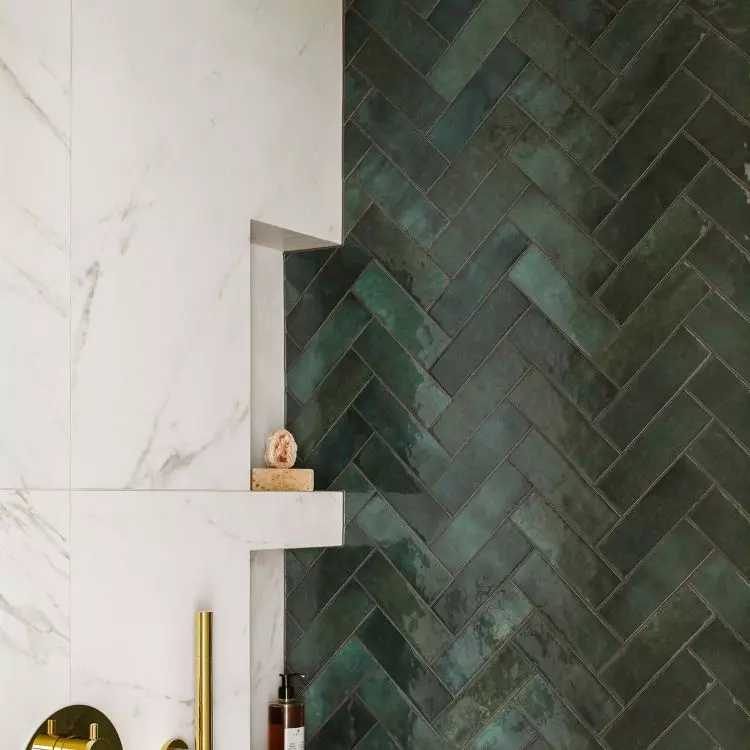 In the shower you will find green tiles arranged in a herringbone pattern