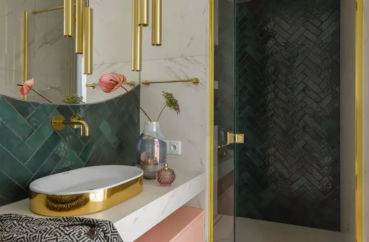 The interior is dominated by green with the addition of white, pink and gold
