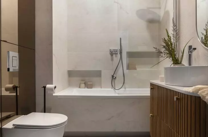 Large-format stone imitation tiles add elegance to the interior