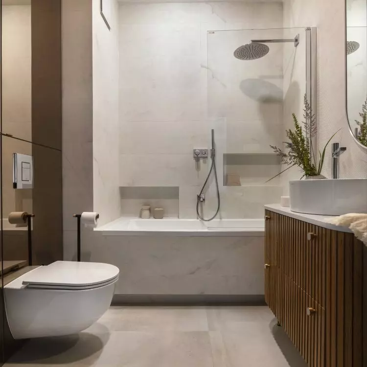 Large-format stone imitation tiles add elegance to the interior