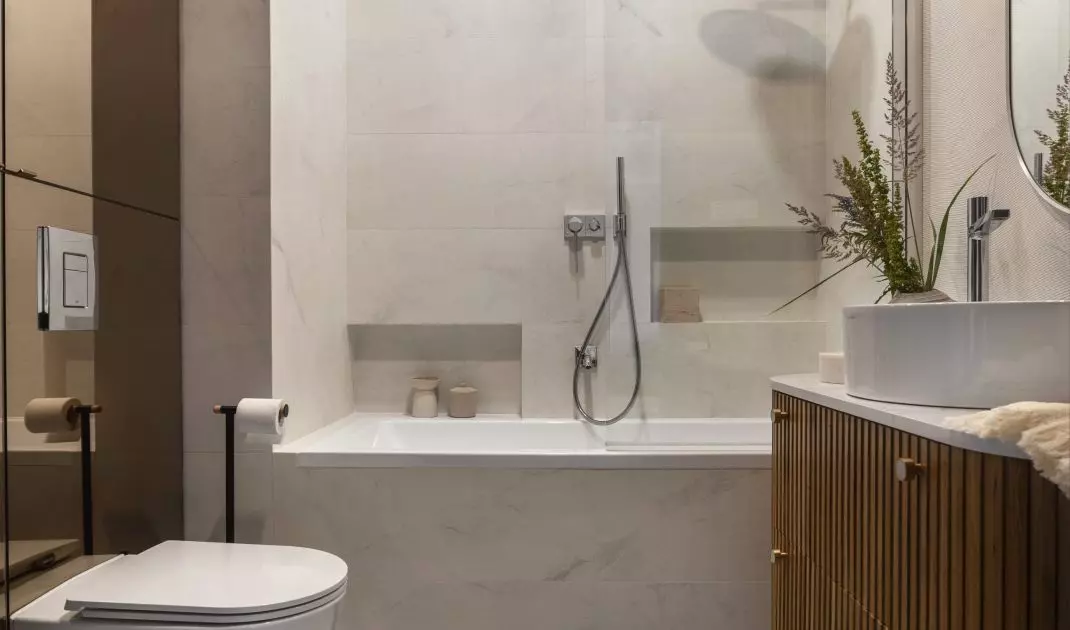 Wielkoformatowe płytki imitujące kamień nadają wnętrzu elegancji