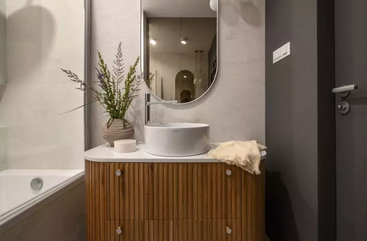 The cabinet under the washbasin has been finished with a fluted front