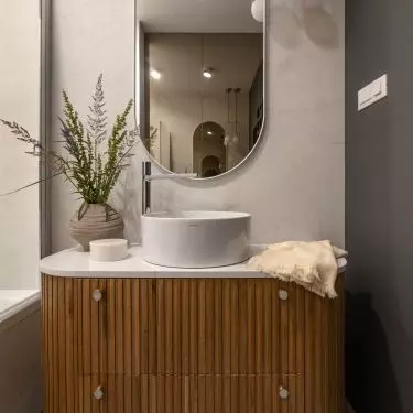 The cabinet under the washbasin has been finished with a fluted front
