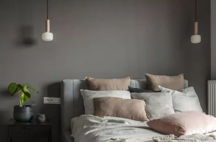 Two lamps on a long cable give the interior a cozy atmosphere