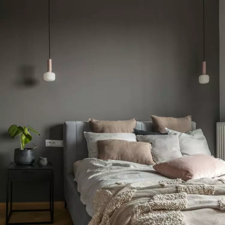 Two lamps on a long cable give the interior a cozy atmosphere