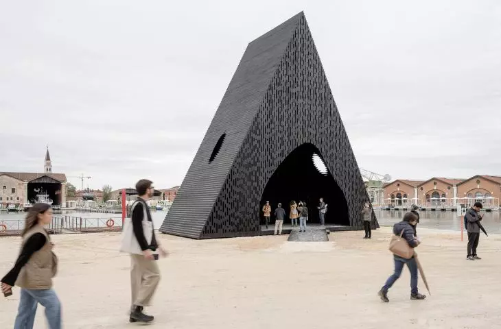 instalacja „Kwaeε” pracowni Adjaye Associates, proj.: Sir David Adjaye