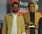 Złoty Lew za najlepszy pawilon narodowy powędrował w tym roku do Brazylii za wystawę „Terra”; na zdjęciu autorzy (od lewej): Paulo Tavares i Gabriela de Matos