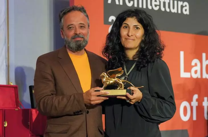 Złoty Lew za najlepszy projekt na wystawie głównej został przyznany Sandi Hilal i Alessandro Petti (DAAR) za projekt „Ente di Decolonizzazione, Borgo Rizza” 