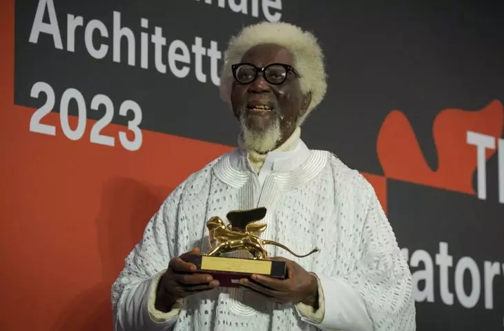 Złoty Lew za całokształt otrzymał pochodzący z Nigerii artysta i architekt Demas Nwoko 