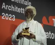 Złoty Lew za całokształt otrzymał pochodzący z Nigerii artysta i architekt Demas Nwoko 