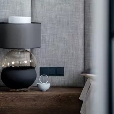 To choose the best lamps, determine the purpose of the room where the lighting will be placed, choose the color temperature, intensity, efficiency and type of lighting, and match it with other design elements.