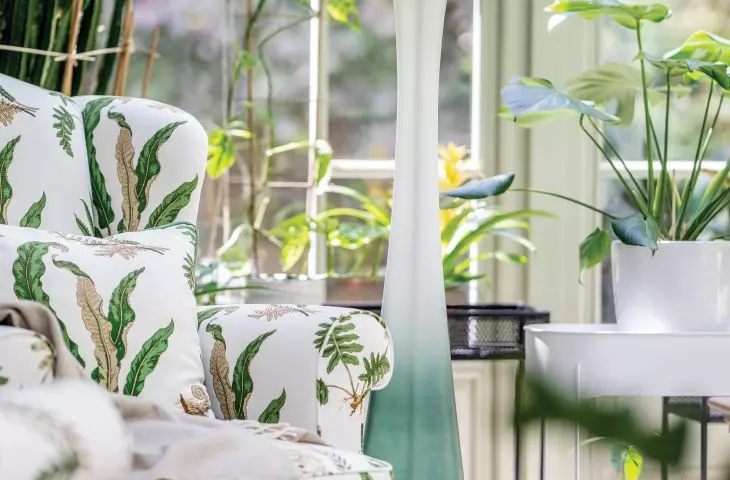 Lampa stojąca świetnie sprawdzi się w salonie