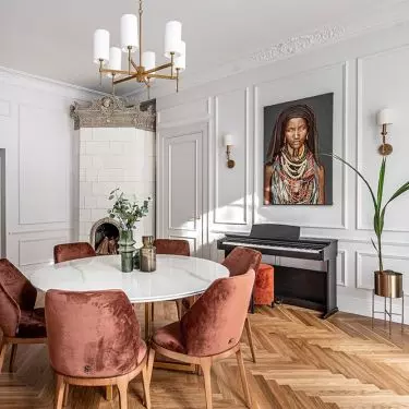 Vintage style chandeliers and lamps are very fashionable nowadays