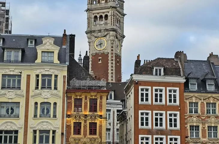 architektura najlepiej sprzedaje klimat Lille; kamienice są jak estetyczne bomby witaminowe