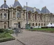 mimo że sztuka obecna jest tu na każdym kroku, to monumentalna siedziba lokalnego muzeum sztuki