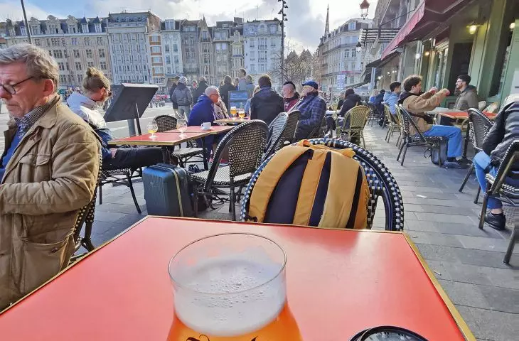 centrum życia towarzyskiego to wyspecjalizowane w piwie brasserie; knajpy mają tu inną dynamikę, nawyk siedzenia w nich jest jak oddychanie