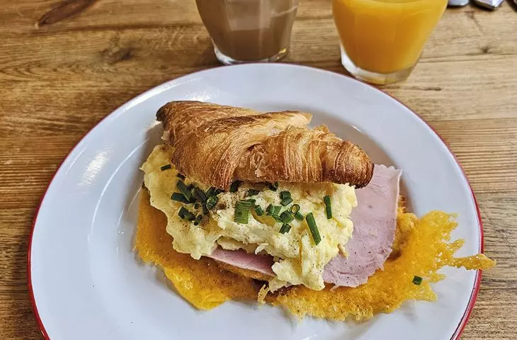 śniadanie z jajecznicą nie jest tu oczywiste, ale croissant zniesie i to