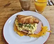 śniadanie z jajecznicą nie jest tu oczywiste, ale croissant zniesie i to