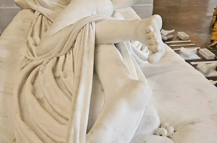 patrzcie, jak Hermafrodyta naciąga palcami stopy tę materię, proj.: François-Dominique-Aimé Milhomme