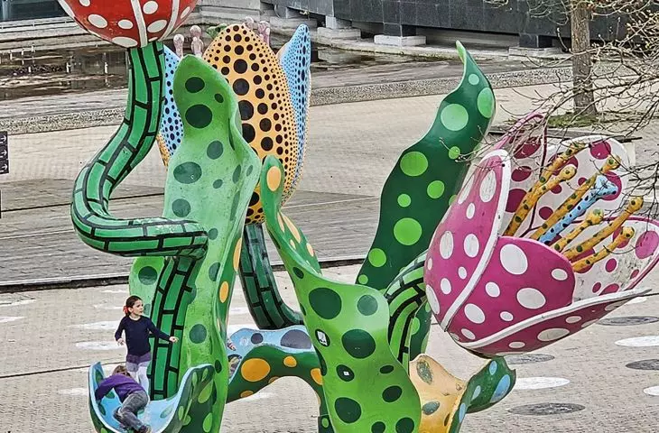 Euralille i tulipany Yayoi Kusamy, które już stały się symbolem miasta