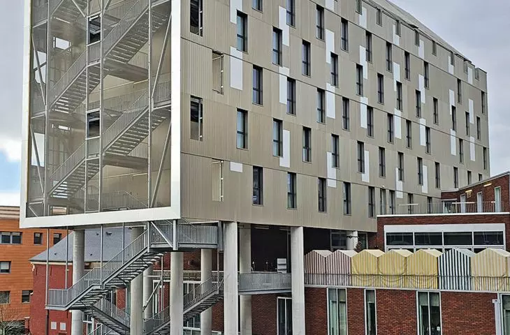 Mama Shelter; architekt Jalil Amor zaprojektował fantastyczny koncept hotelowo-knajpowo-work space’owy (obecny też w innych miastach — to sieciówka)