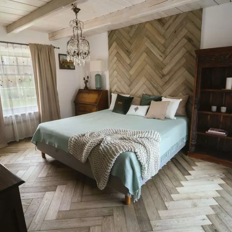 The rest of the arrangement consists of vintage-style medbla and accessories in natural colors