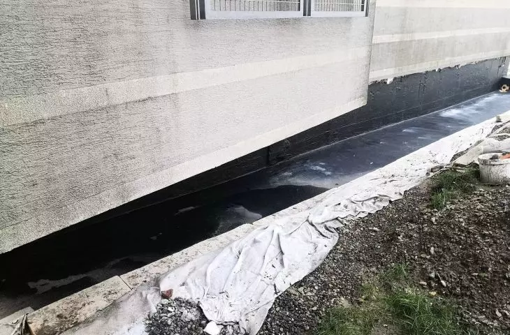 Hydroizolację stosuje się na fundamentach, ścianach zewnętrznych i wewnętrznych, dachach, tarasach, balkonach, basenach i podłogach.