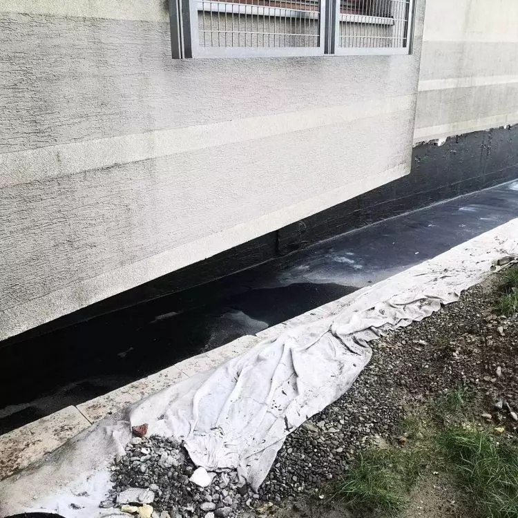 Hydroizolację stosuje się na fundamentach, ścianach zewnętrznych i wewnętrznych, dachach, tarasach, balkonach, basenach i podłogach.