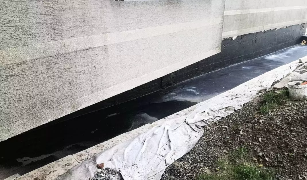 Hydroizolację stosuje się na fundamentach, ścianach zewnętrznych i wewnętrznych, dachach, tarasach, balkonach, basenach i podłogach.
