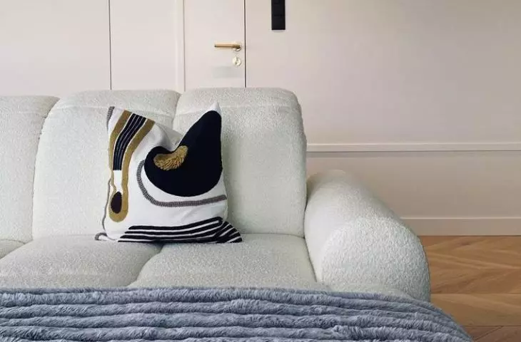 The living area features delicate stucco