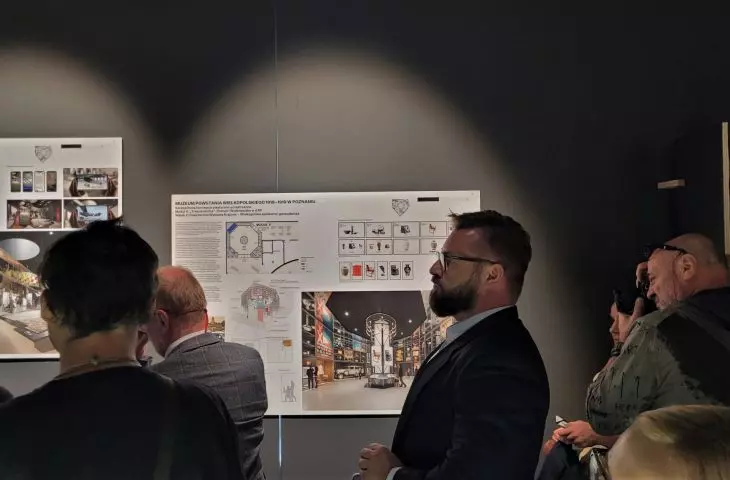 Marcin Wojczyński z Trias AVI na tle plansz ze zwycięskim projektem