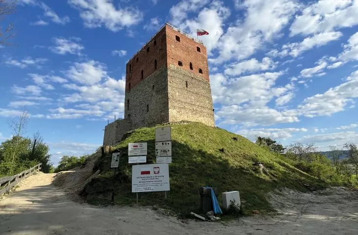 ruiny zamku w Melsztynie oszpecone tablicami informacyjnymi