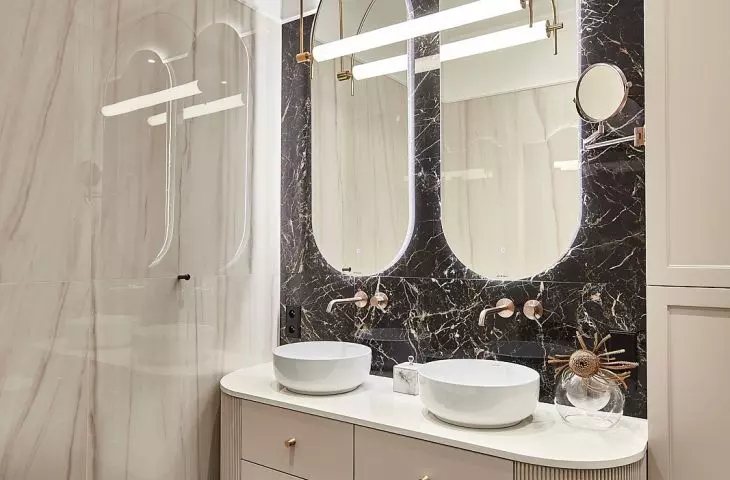 Rounded forms appear, among others, in the form of mirrors and cabinets