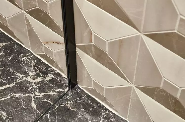 Cream tiles on the wall and dark floor create an interesting contrast