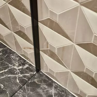 Cream tiles on the wall and dark floor create an interesting contrast