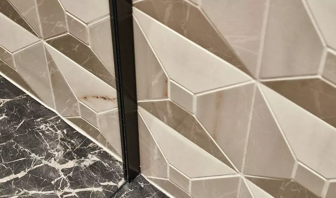 Cream tiles on the wall and dark floor create an interesting contrast