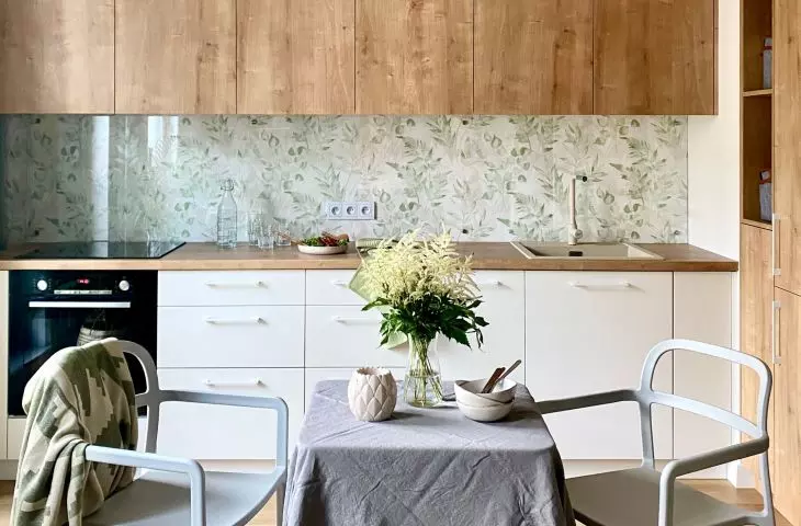Leaf wallpaper is the main theme of the arrangement