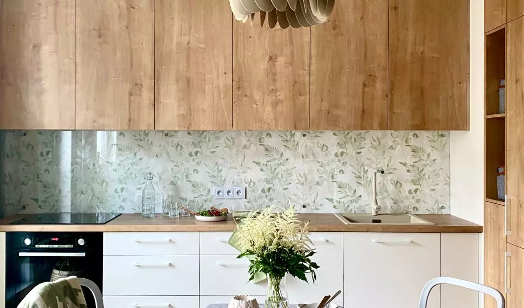Leaf wallpaper is the main theme of the arrangement