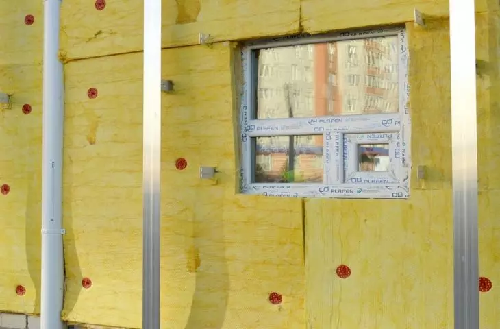 Replacing window and door frames should be the first step when carrying out thermal modernization of a building. This keeps the heat in the building better, and the heating bills are much lower