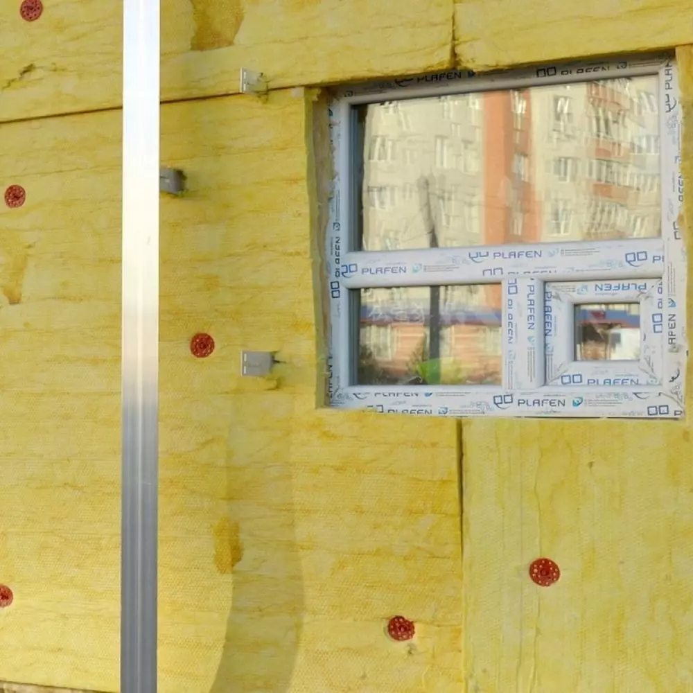 Wymiana stolarki okiennej i drzwiowej powinna być pierwszym krokiem podczas przeprowadzania termomodernizacji budynku. Dzięki temu ciepło lepiej utrzymuje się w budynku, a rachunki za ogrzewanie są o wiele niższe