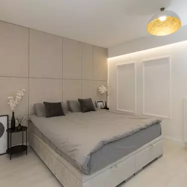The arrangement is kept in warm tones